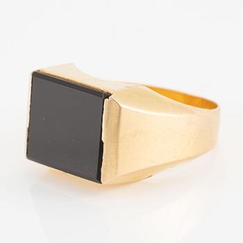 Ring 18K gold with a black stone.