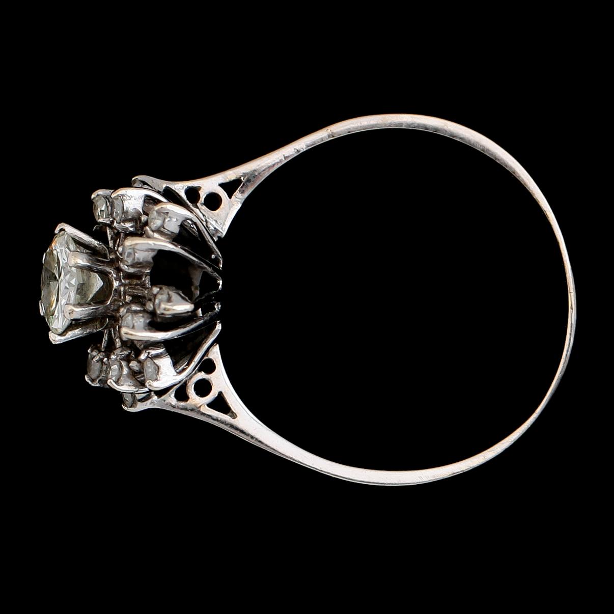 RING, 18 k vitguld och briljantslipad diamant ca 0.64 ct. Total vikt ca 3 g.