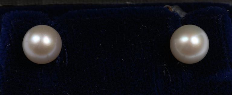 SKJORTKNAPPAR, ett par, 18 K guld samt pärlor, Stockholm, 1962.