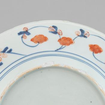 Five blue and white and imari export porcelain plates, Qing dynasty, Qianlong (1736-95).