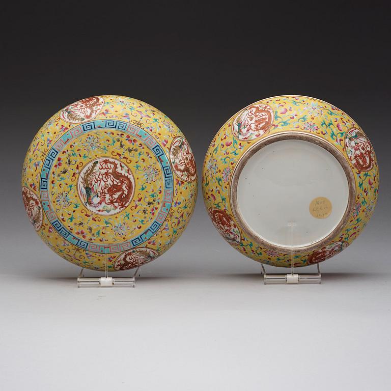 A pair of circular yellow ground and famille rose 'dragon' boxes with covers,  late Qing dynasty.