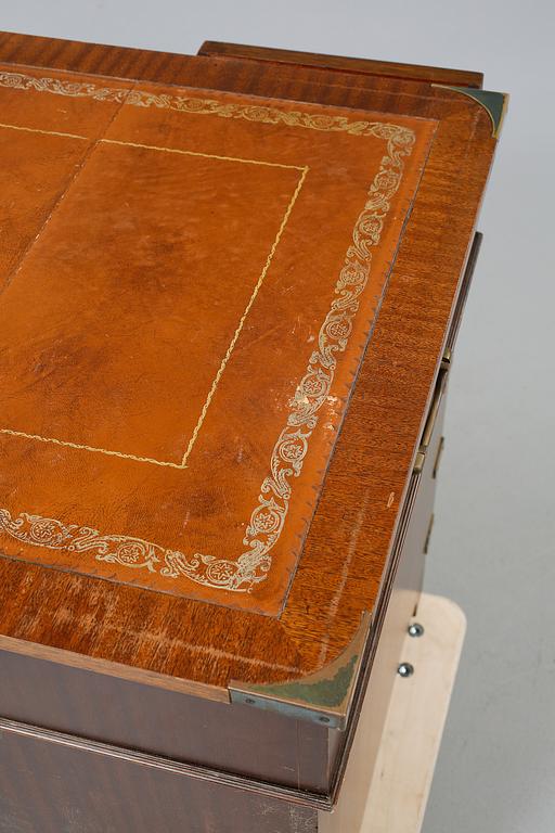 SKRIVBORD, engelsk stil. 1900-talets andra hälft.