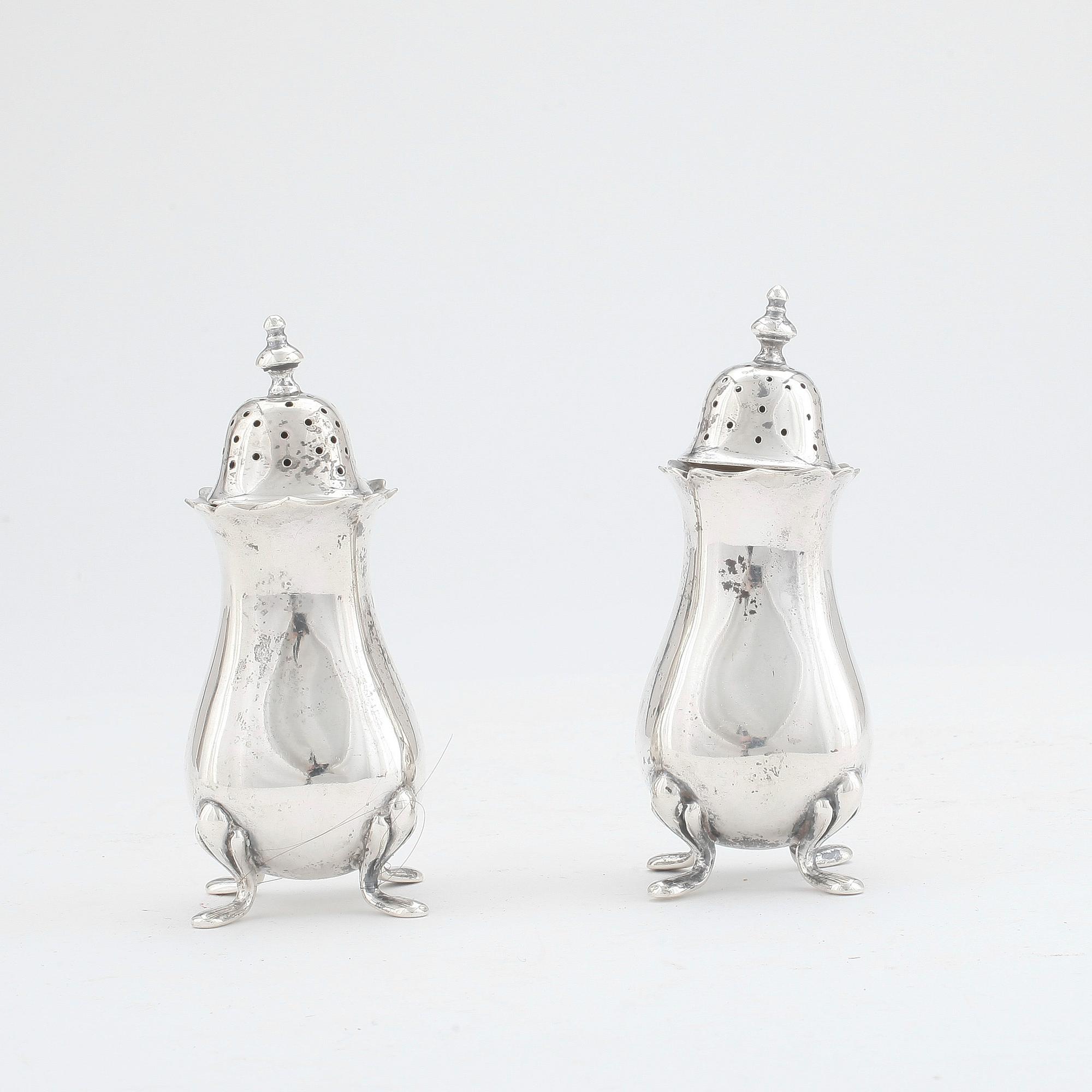 SALT- OCH PEPPARSTRÖARE I ETUI, ett par snarlika, silver, Chester resp Birmingham 1907. Tot ca 113 gram.