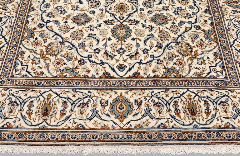 A Keshan carpet, approx. 306 x 193 cm.