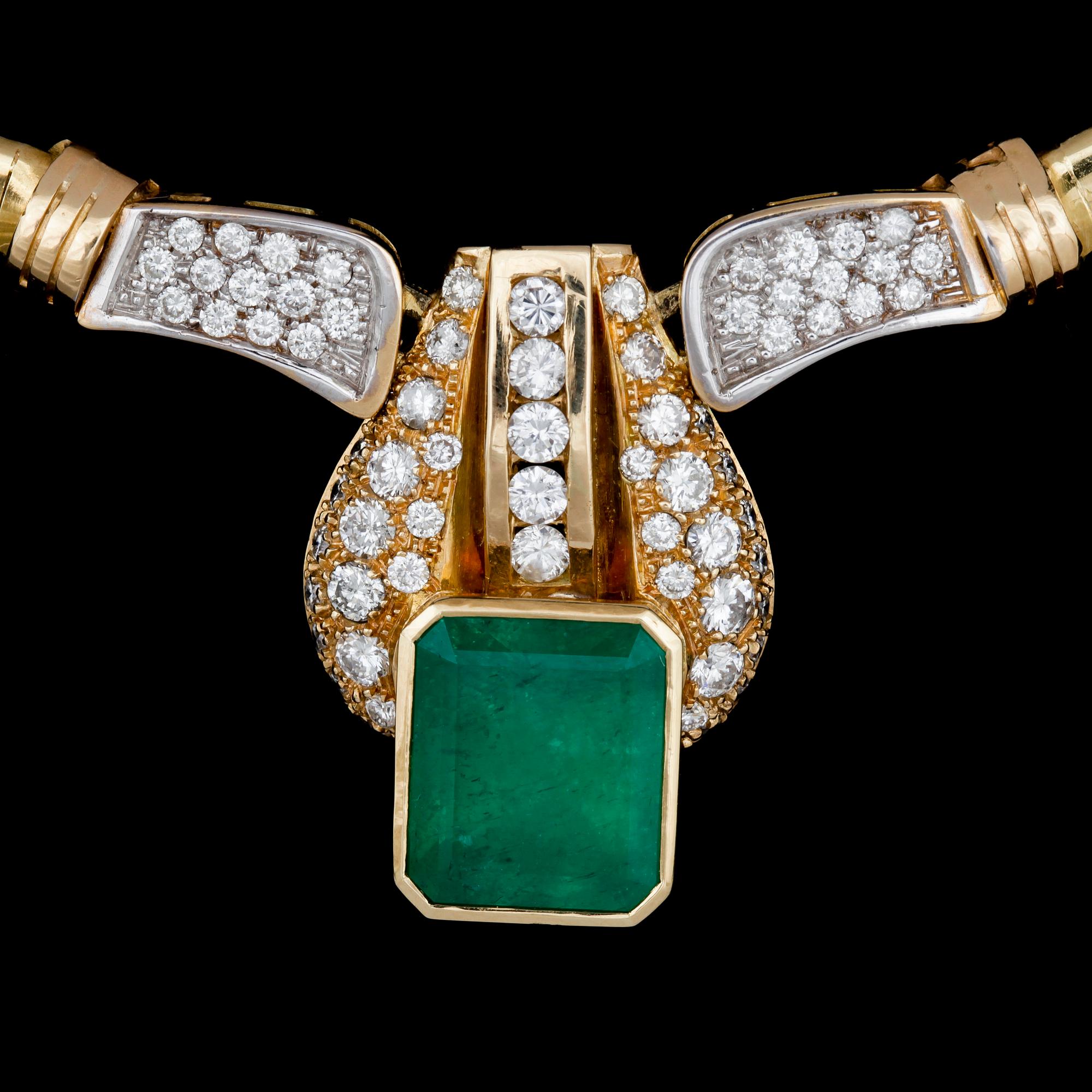 COLLIER, 18k guld med smaragd ca6,40ct o briljanter tot ca1,23ct. USA, 1900-talets slut. Vikt 43,6g.