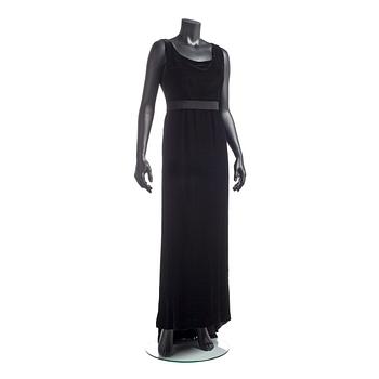 639. MÄRTHASKOLAN, a black velvet eveningdress.