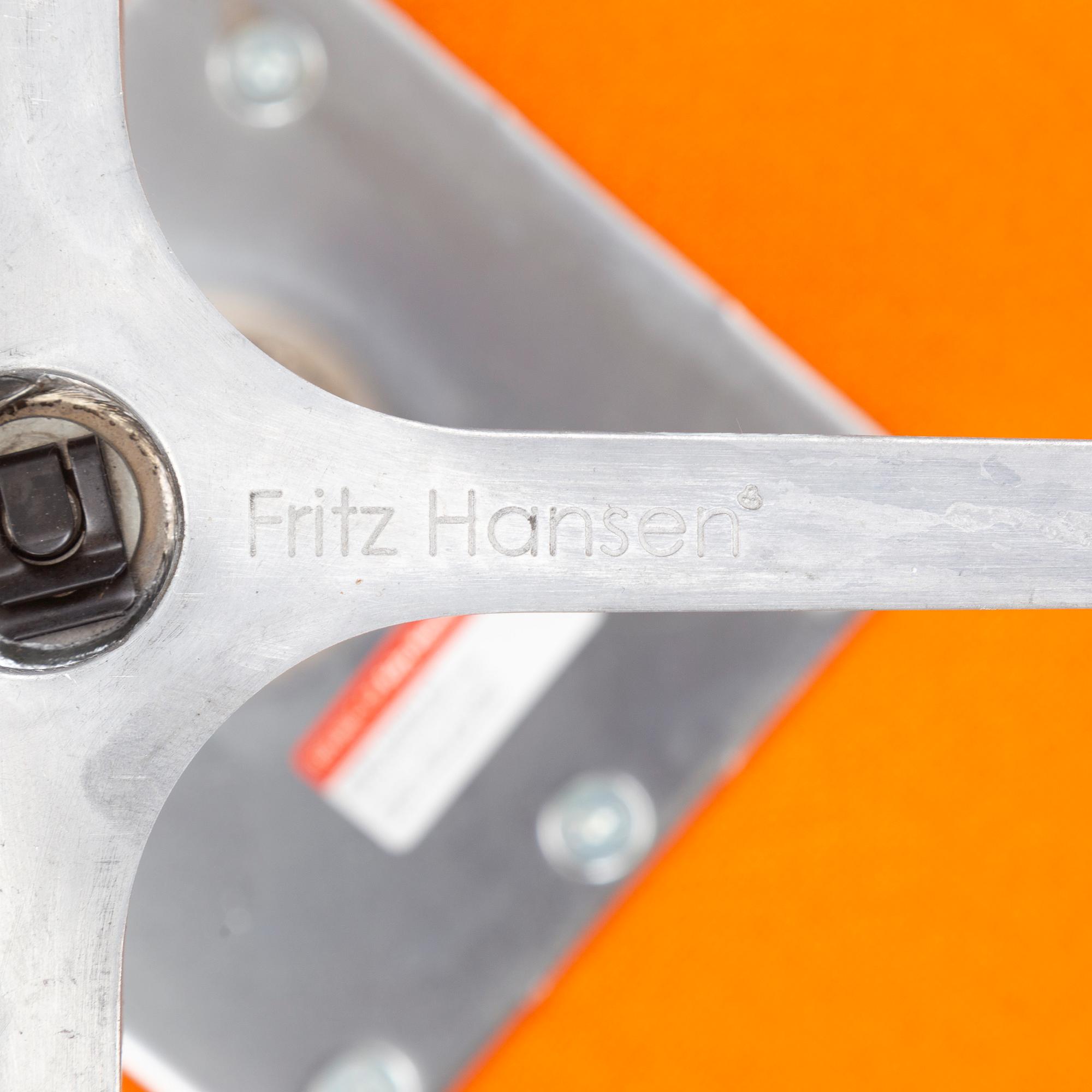 Arne Jacobsen, fåtölj, "Svanen", Fritz Hansen, Danmark, daterad 2005.