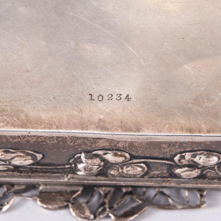 DOSOR, 2 st, och SKÅL, silver, England och Fjärran Östern. Totalvikt ca 241,4 g.