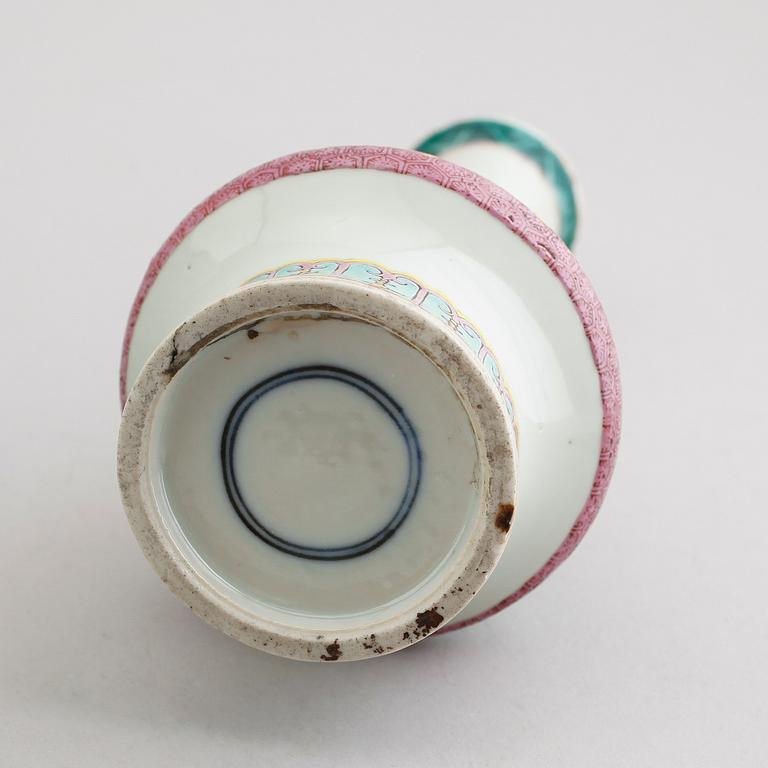 TALLRIK SAMT VAS, porslin, Kina, sannolikt 1800-tal.