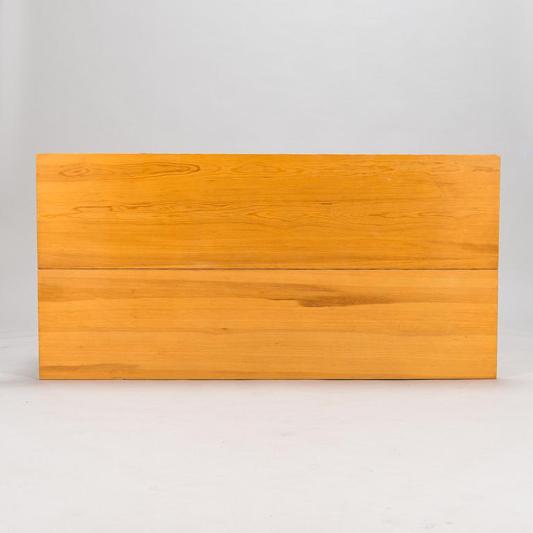 Ilmari Tapiovaara, pöytä kahdella penkillä, Laukaan puu.