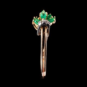 RING, 18k guld, 6 fasettslipade smaragder och 3 baguettslipade diamanter. Vikt 5 g.