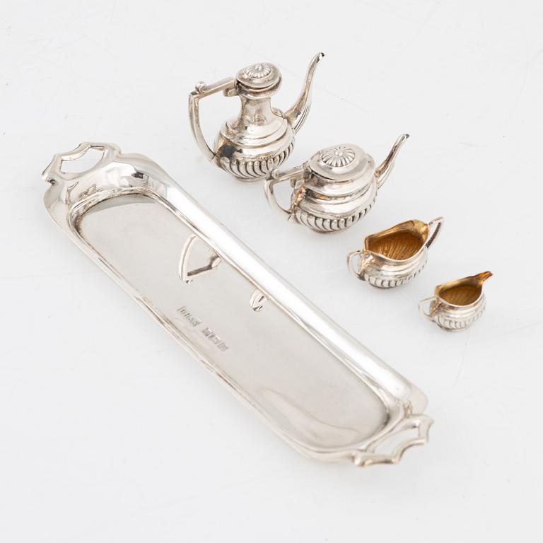 A Miniature Georgian Style Silver Tea- and Coffee set, mark of David Hollander & Son, Birmingham 1976 (5 pieces).