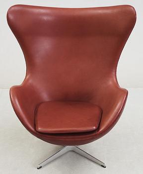 An Arne Jacobsen brown leather 'Egg' chair, Fritz Hansen, Denmark 2006.