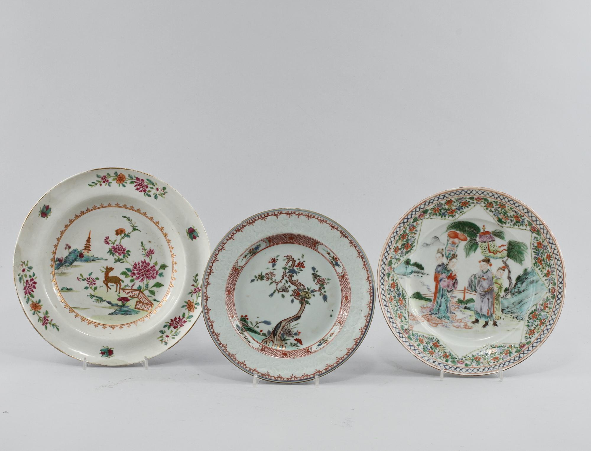 BÅLSKÅL, KANNA samt TALLRIKAR, 3 st, porslin, Kina, 1700-tal respektive 1800-tal.