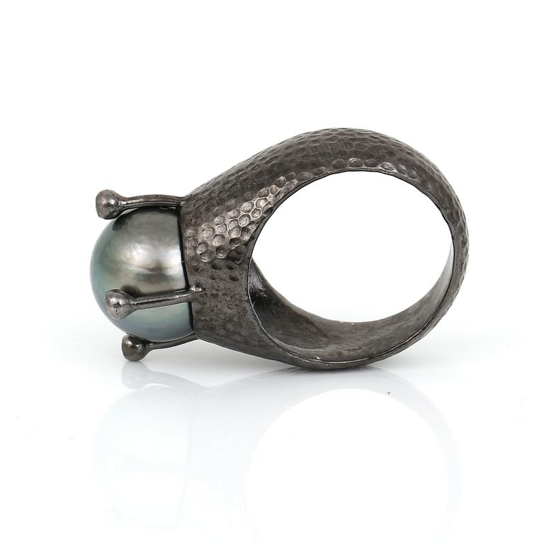 RING, silver med grå South Sea pärla och små diamanter tot ca 0,04 ct. Total vikt 11,67 g.