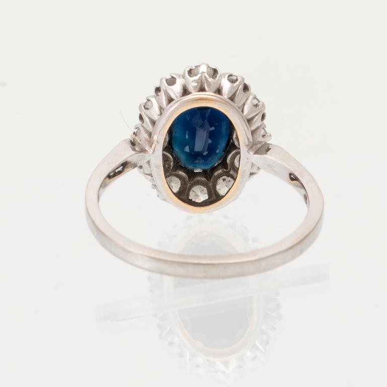 Ring 18K vitguld med oval fasetterad safir samt runda briljantslipade diamanter, Carl Hoff Helsingborg 1973.