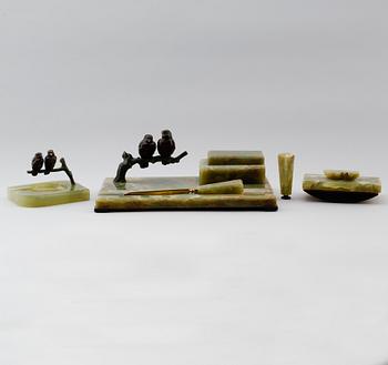SKRIVBORDSUPPSATS, 5 delar, grön onyx och brons, 1900-talets första hälft.