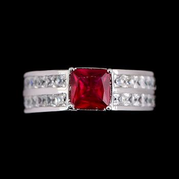 RING, silver, vita safirer och rubin 1.50 ct. Total vikt ca 4 g.