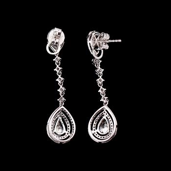 ÖRHÄNGEN, 1 par, 18 k vitguld, briljantslipade diamanter tot 2.39 ct.
