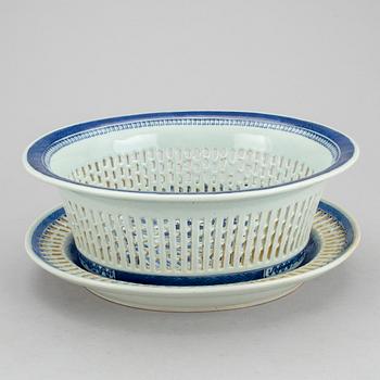 GALLERSKÅL MED FAT, porslin, Kina, tullmärkning, 1880-tal.