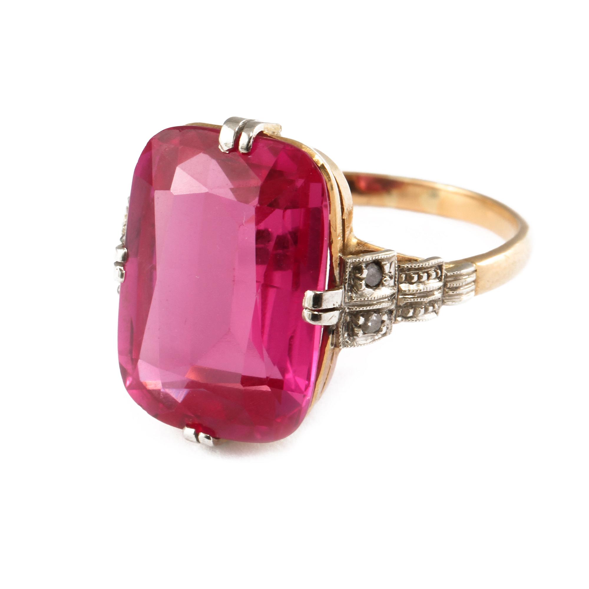 RING, 18k guld med 2 fasettslipade små diamanter samt antikslipad syntetisk rosa safir. Vikt 5 g.