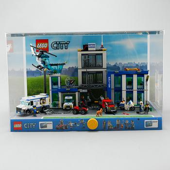 A 2014 Lego showcase of the Lego City #60043 and #60047.