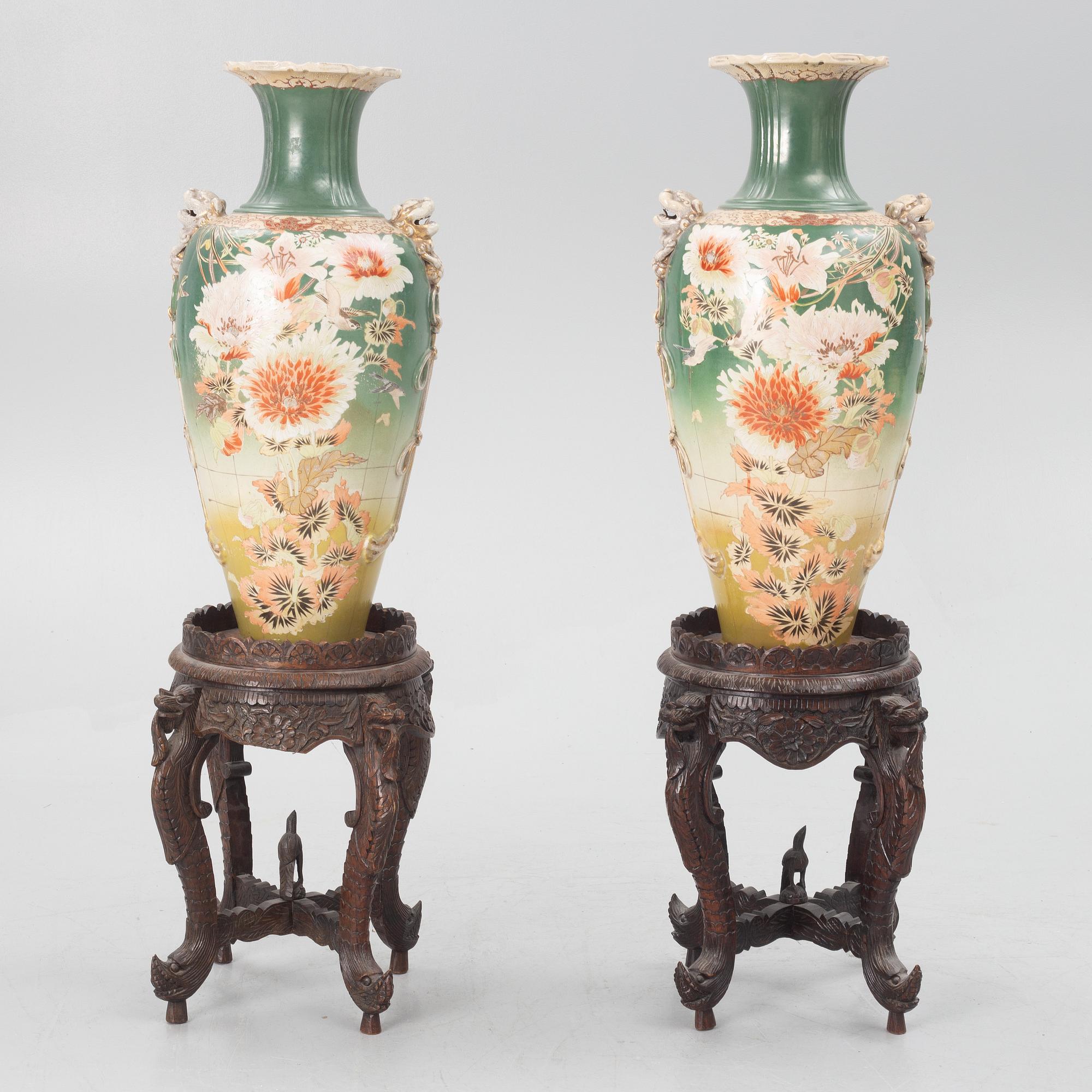 A pair of Japanese porcelain urns, first half of the 20th century, with pedestals.