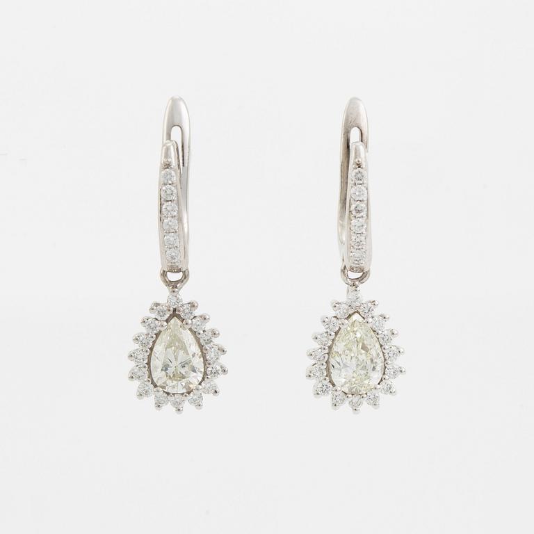 Örhängen med päronformade diamanter.