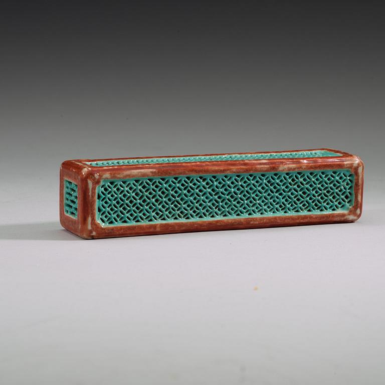 A famille rose cricket box, Qing dynasty 19th Century.