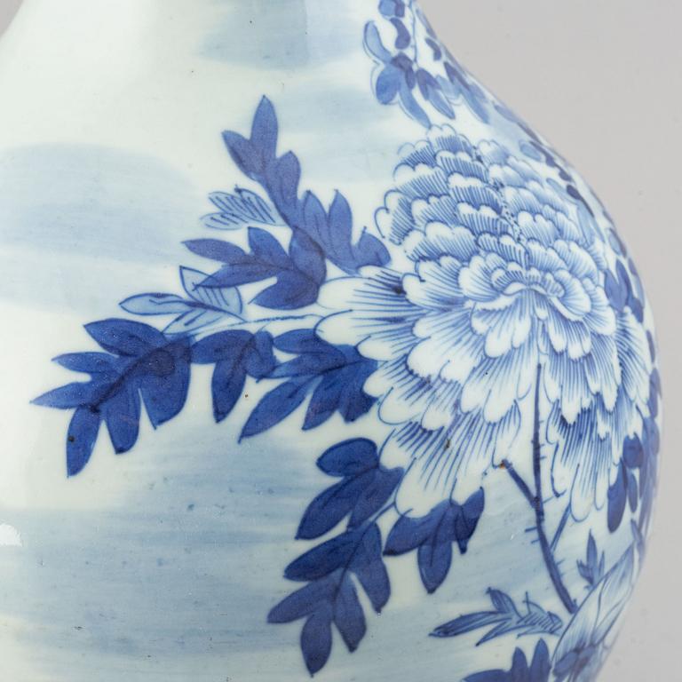 A blue and white tianqiu ping vase, late Qing dynasty.