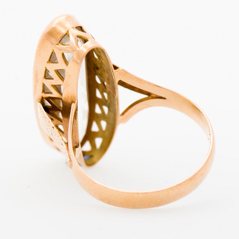 A RING, synthetic spinell, 14K gold. Korutuote, Finland 1965.