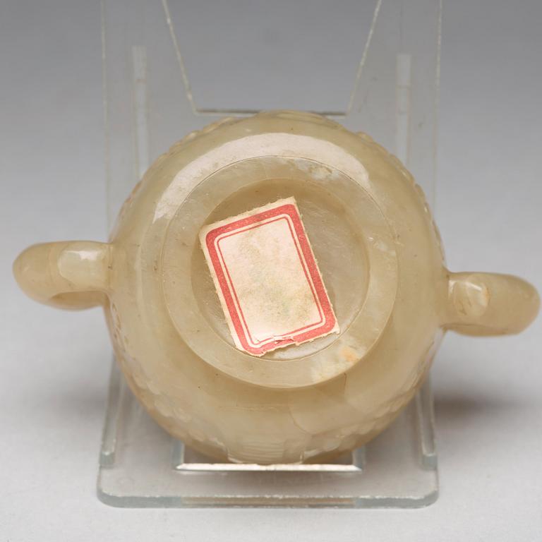 A nephrite wine cup, late Qing dynasty, circa 1900.