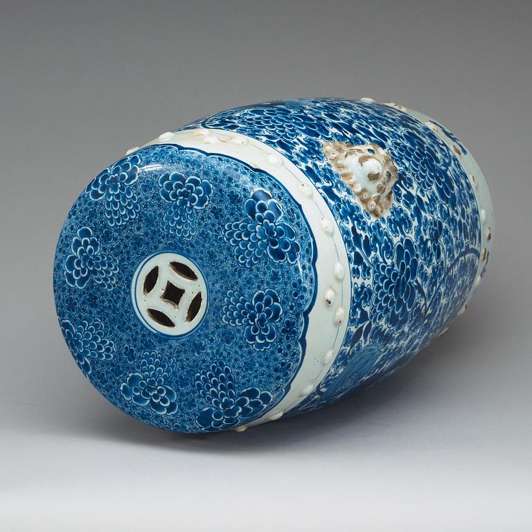 A blue and white garden seat, Qing dynasty, Kangxi (1662-1722).