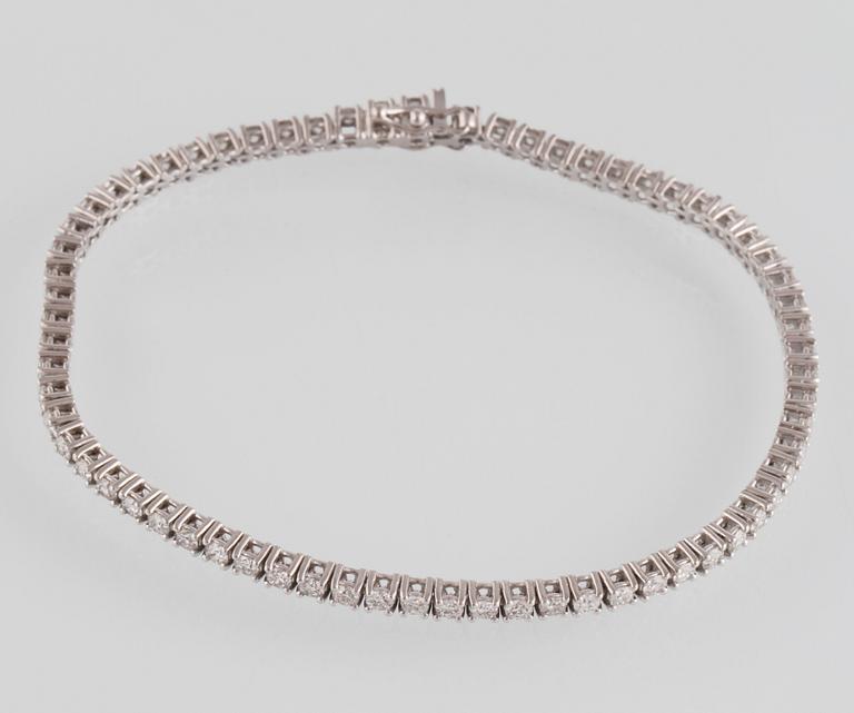ARMBAND, 18K vitguld med briljantslipade diamanter ca 3.10 ct. Vikt 9,4 gram.