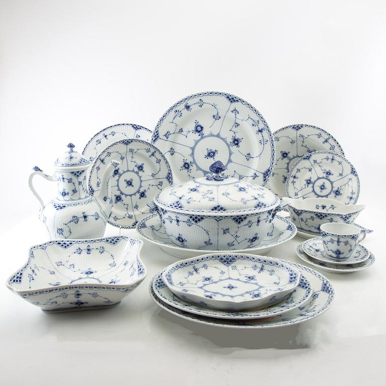 Royal Copenhagen, servis, 92 delar, "Musselmalet halvblonde" , Royal Copenhagen, Danmark.