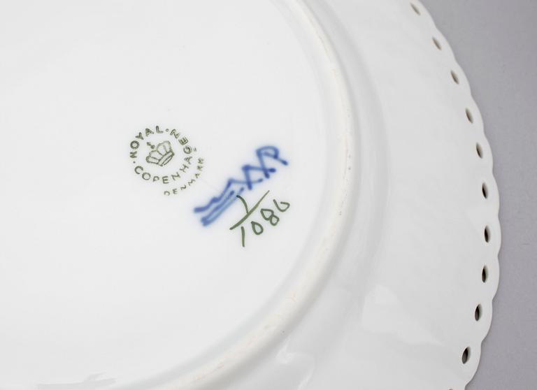 MAT- KAFFE- OCH TESERVISDELAR,  97 st, porslin, "Musselmalet", Royal Copenhagen, 1900-tal.