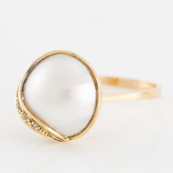 Ring in 18K gold with a cultured mabé pearl and octagon-cut diamonds.