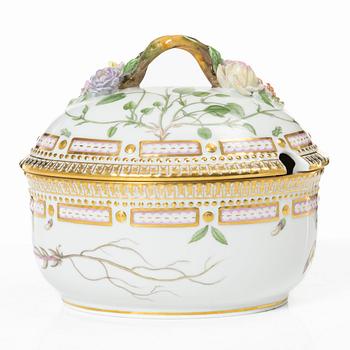 Bonbonjär, porslin, "Flora Danica", Royal Copenhagen, 1955-56.