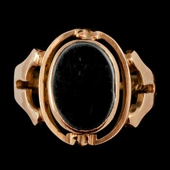 RINGAR 2 st, 18k guld samt onyx, Hallbergs respektive Henrik Högberg, 1900-tal. Vikt 10 g.