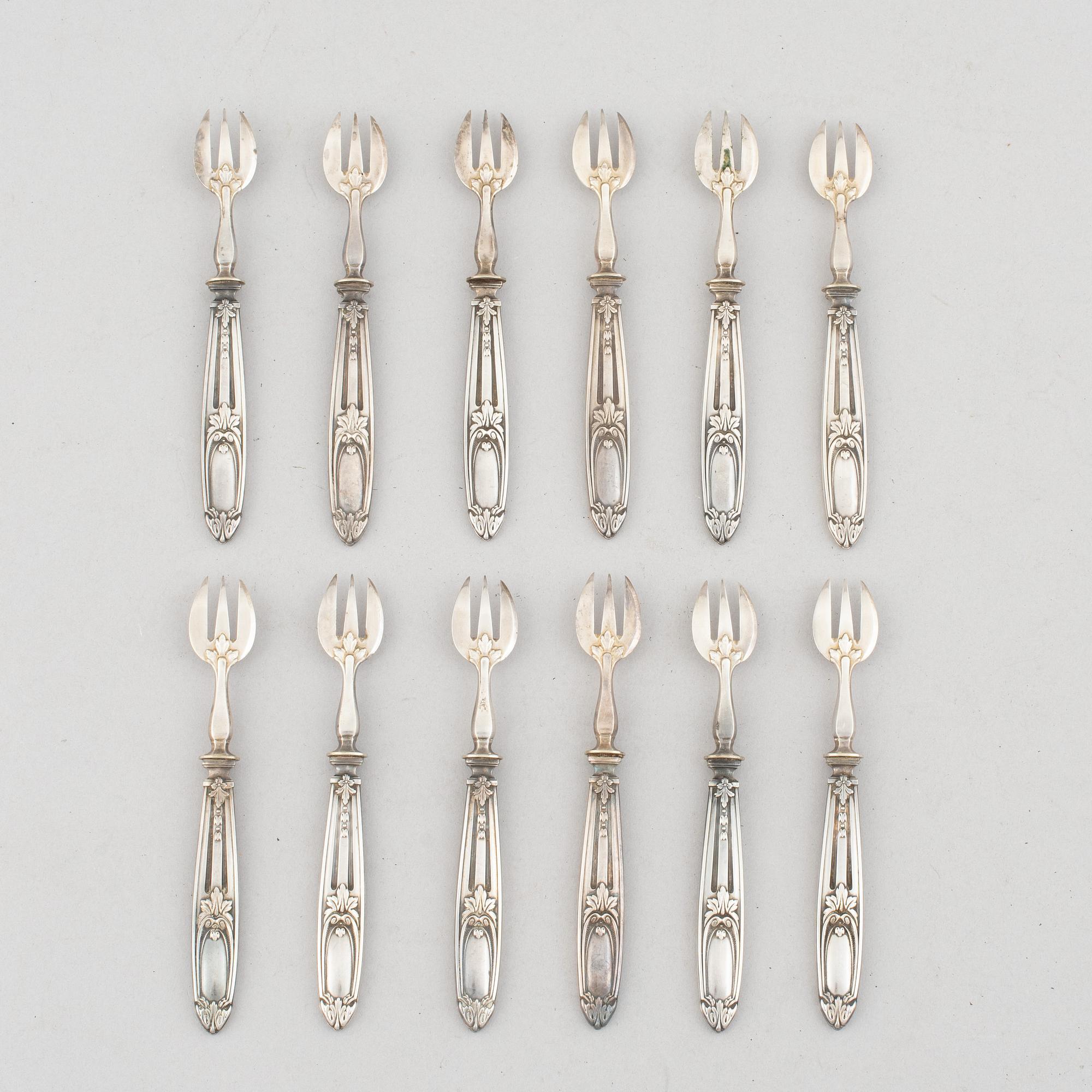 Ostrongafflar, 12 st, silver, Paris, Frankrike omkring år 1900.