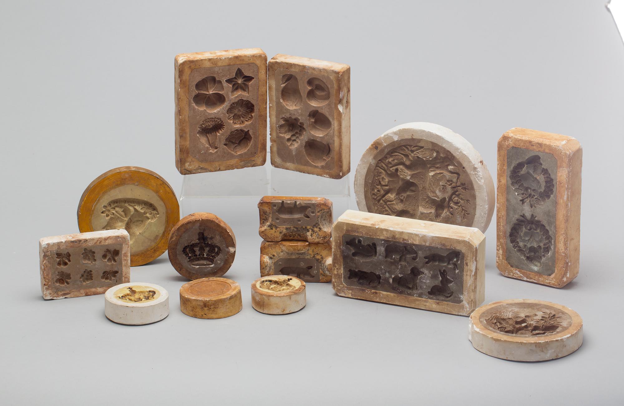 MARSIPAN/CHOKLADFORMAR, 13 st, gips och troligtvis sandsten, tidigt 1900-tal.