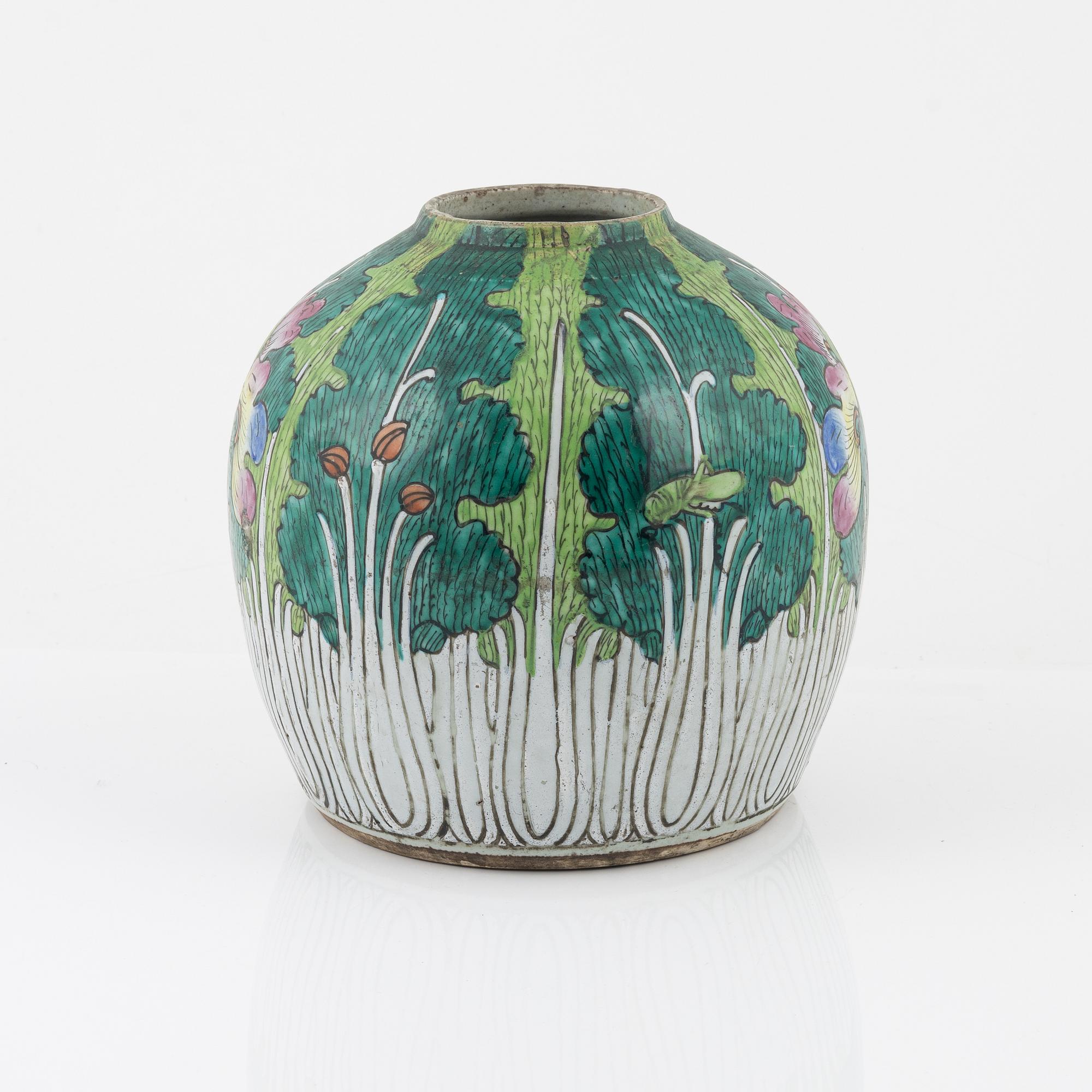 A porcelain jar, late Qing dynasty, around the year 1900.