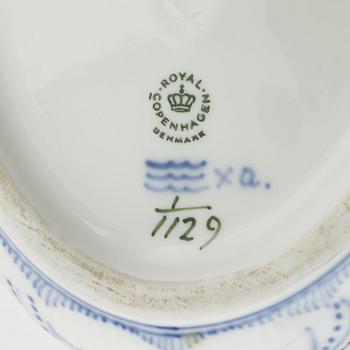 Terrin, porslin, "Musselmalet", helblonde, Royal Copenhagen, Danmark.