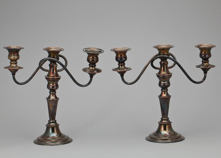 KANDELABRAR, ett par, pläter, 1900-talets första hälft.