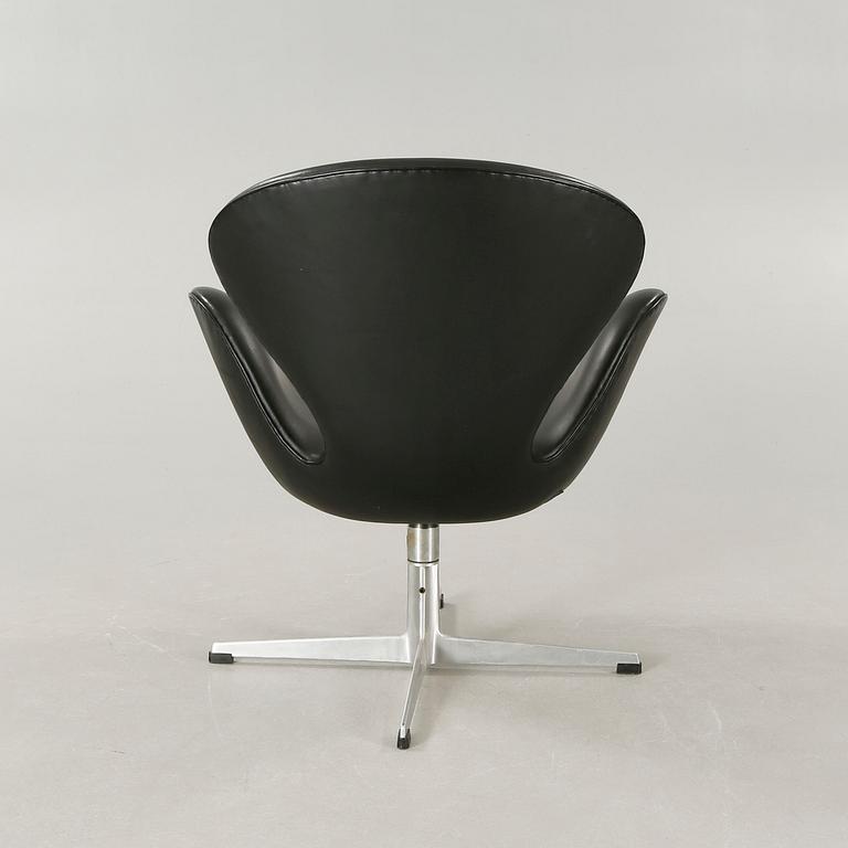 ARNE JACOBSEN, fåtölj, "Svanen", Fritz Hansen, Danmark, 1960-tal.
