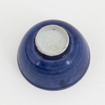 A Chinese porcelain bowl and dish, Ming dynasty 17th Century and Qing dynasty 18th/19th Century.