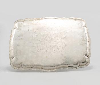 BRICKA, silver, otydliga stämplar, 1900-talets första hälft, vikt 1440 g.