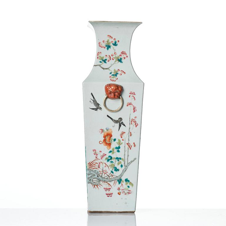 Vas, porslin. Qingdynastin, 1800-tal.