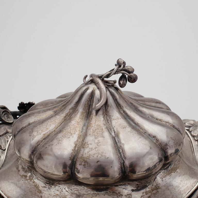 SOCKERSKÅL PÅ FOT, silver, Gustaf Möllenborg Feron, Stockholm, omkring 1800-talets mitt, otydliga stämplar. Vikt ca 1056.