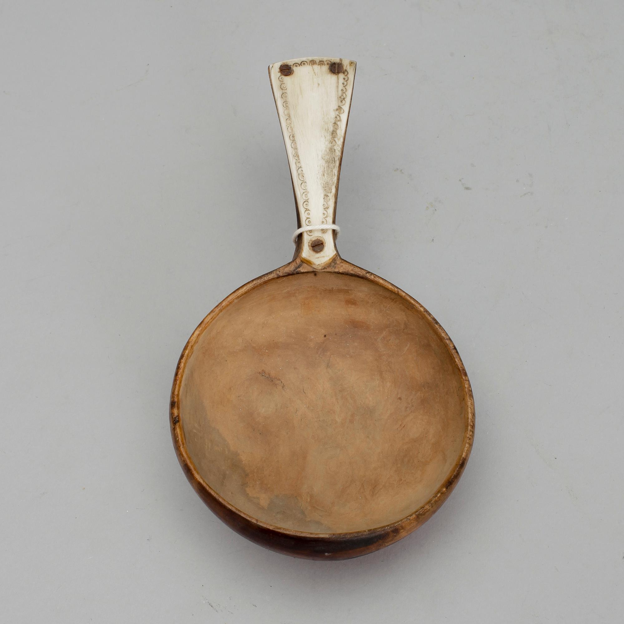 KÅSA. Samearbete, trä och ben. 1900-tal.